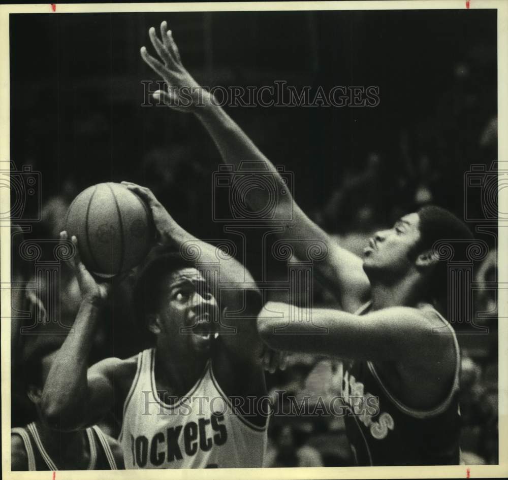 1990 Press Photo Rockets shooter attempts a shot against the Warriors&#39; defense.- Historic Images