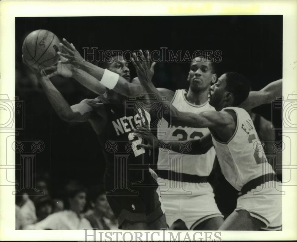1989 Press Photo Rockets' Thorpe and Floyd double team Nets' Hopson on defense. - Historic Images