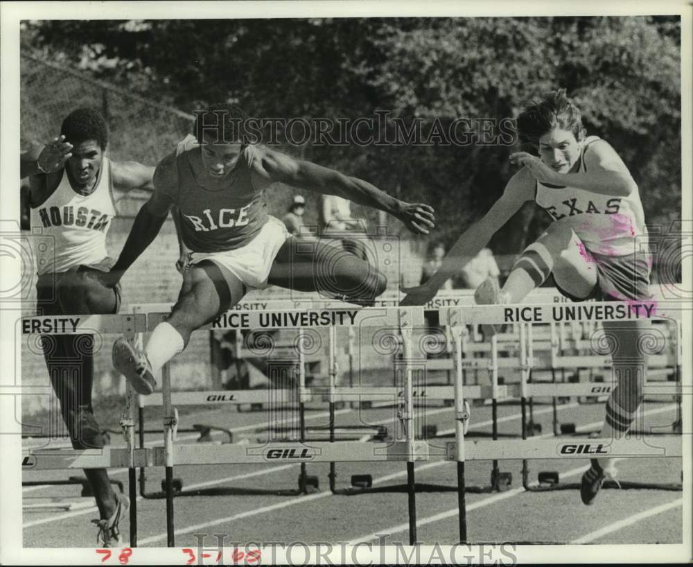 1978 Press Photo Rice&#39; Curtis Isaiah leads Texas&#39; Jeff Appel in 120-high hurdles- Historic Images