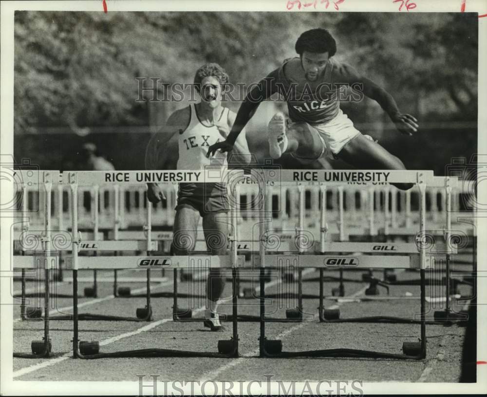 1979 Press Photo Rice University&#39;s Curtis Isaiah leaps a high hurdle.- Historic Images