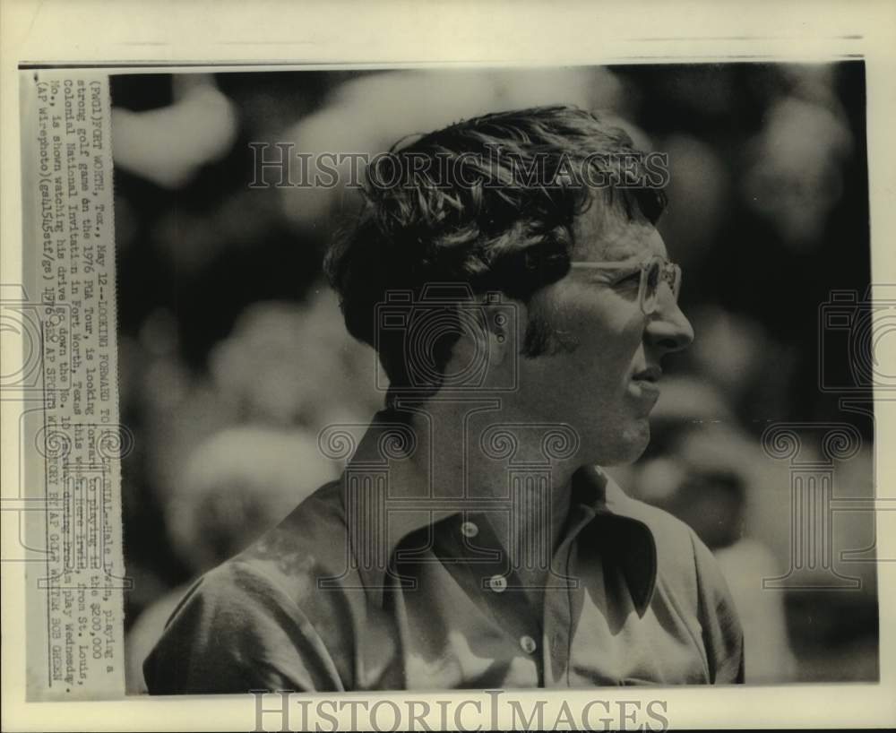 1976 Press Photo Pro golfer Hale Irwin watches drive at Colonial in Ft. Worth.- Historic Images