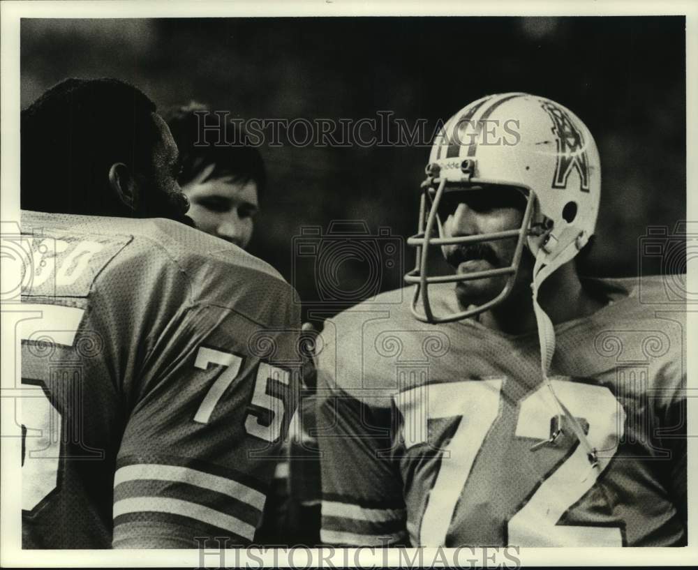 1976 Press Photo Oilers&#39; Kevin Hunt talks with Elbert Drungo on sideline.- Historic Images