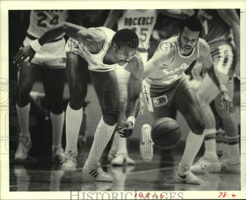 1980 Press Photo Rockets&#39; Robert Reid goes after loose ball in San Diego game.- Historic Images