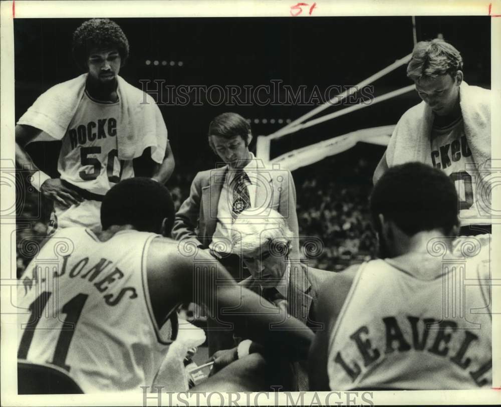 1980 Press Photo Rockets&#39; gather around coach to get new play during game break.- Historic Images