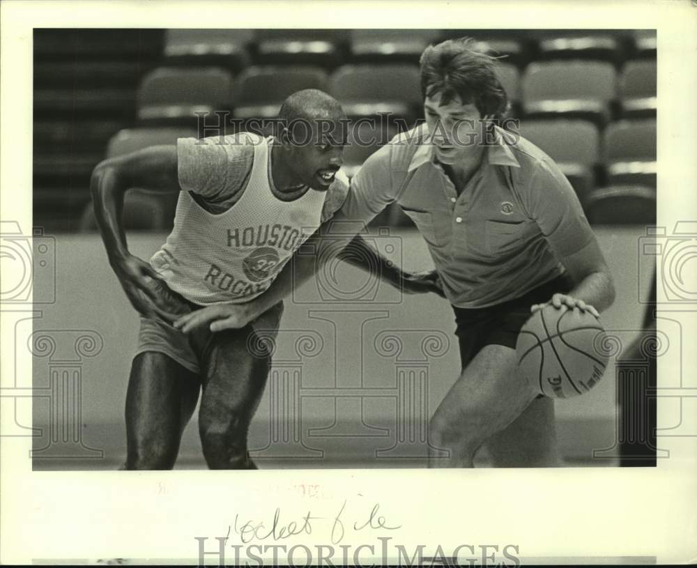 1984 Press Photo Houston Rockets&#39; coaches get involved in practice sessions.- Historic Images