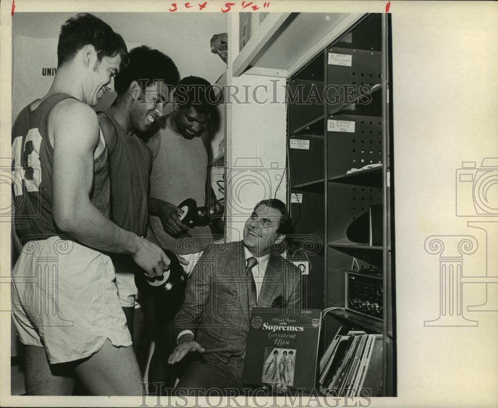 1970 Press Photo Houston basketball coach Guy Lewis talks music with players.- Historic Images
