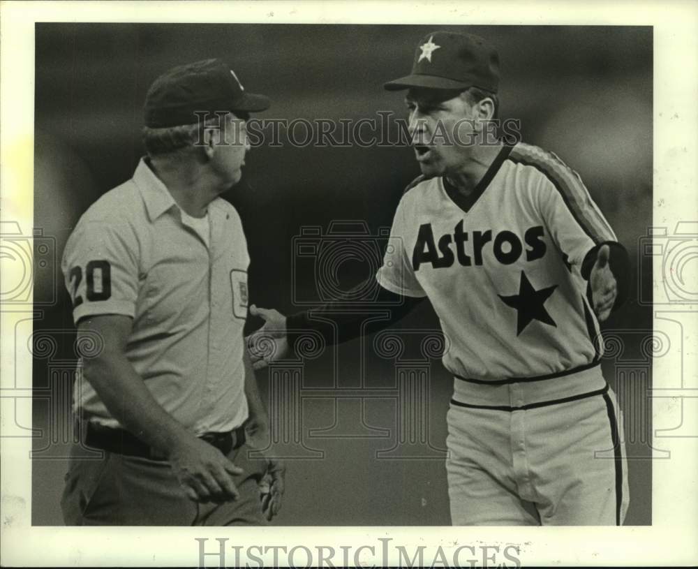 1983 Press Photo Astros manager Bob Lillis argues call with Umpire Ed Vargo.- Historic Images