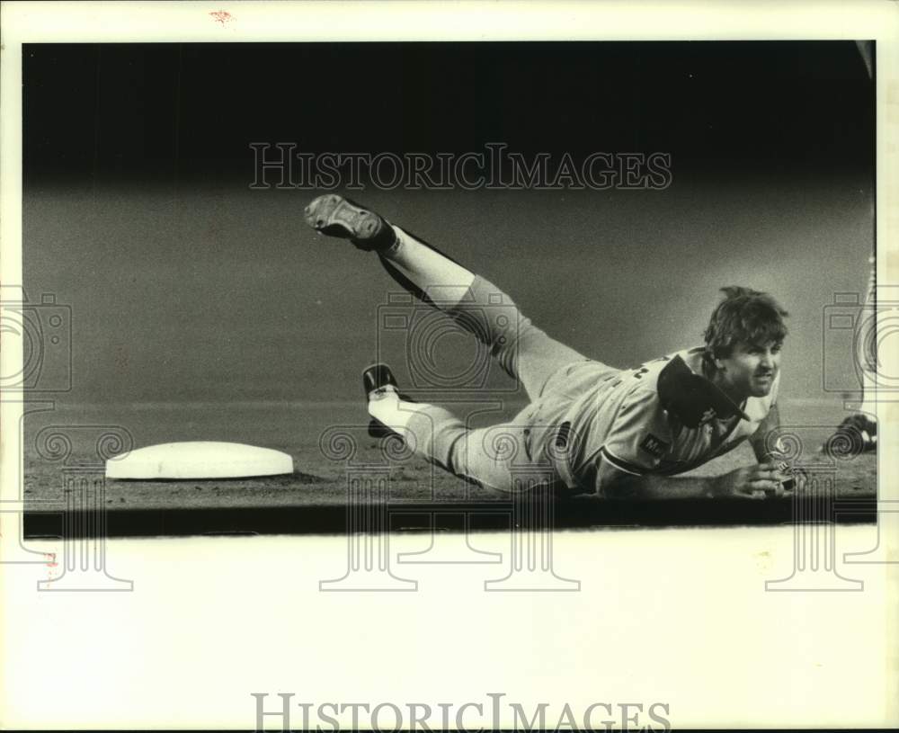 1987 Press Photo Dodgers base runner hits the dirt. - hcs12713- Historic Images