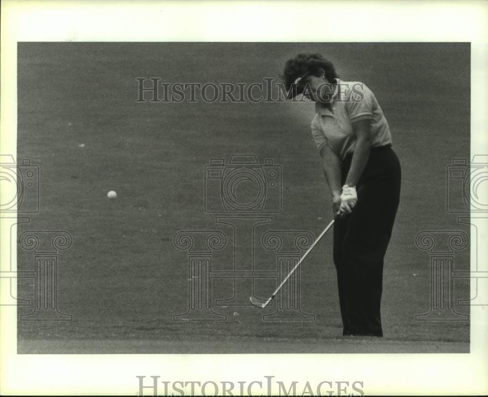 1985 Press Photo Ladies pro golfer Nancy Lopez chips on to first green.- Historic Images