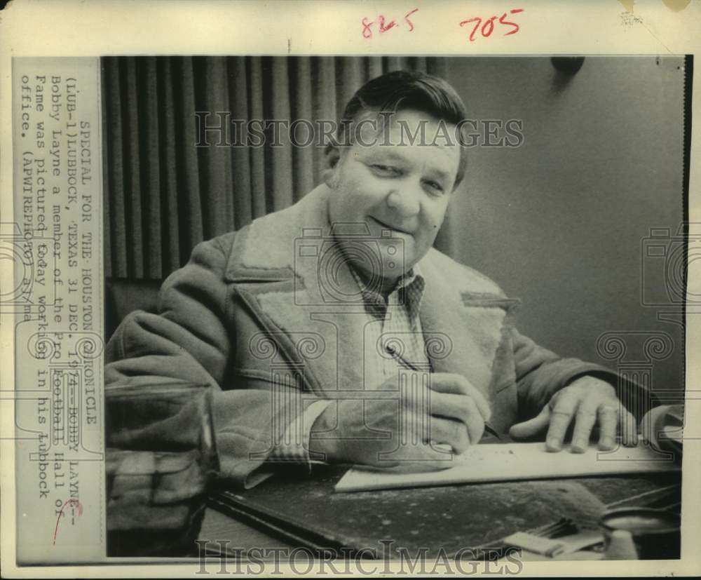 1974 Press Photo Football Hall of Famer Bobby Layne in his Lubbock, TX. office.- Historic Images