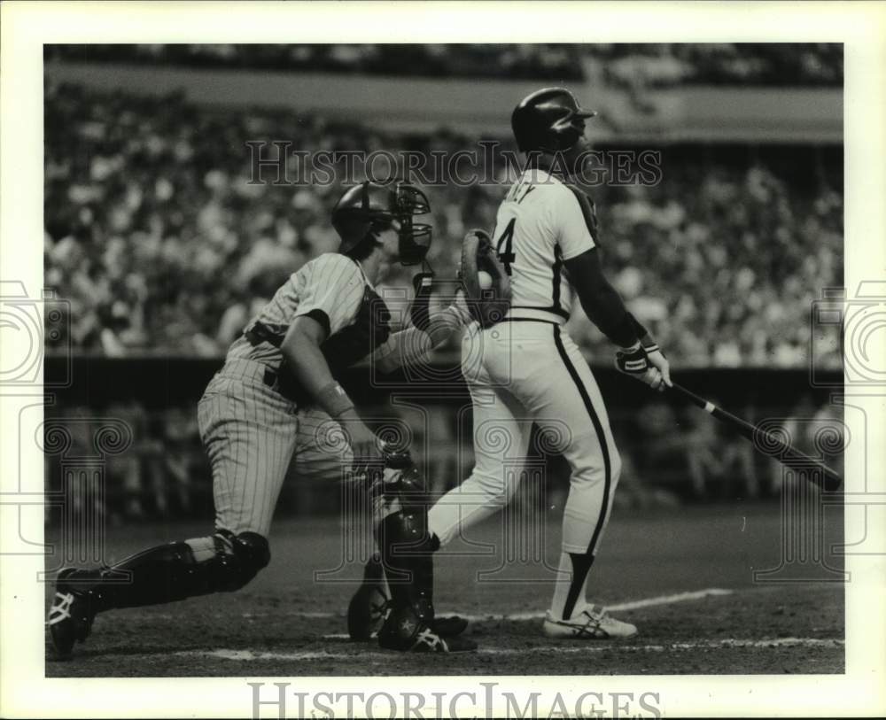 1986 Press Photo Padres&#39; Benito Santiago tags Astros&#39; Ty Gainey to ensure out.- Historic Images