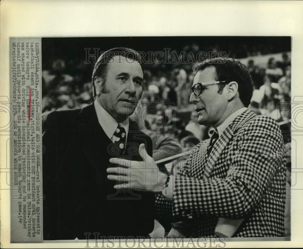 1974 Press Photo Oral Roberts talks to Ken Trickey before championships. - Historic Images