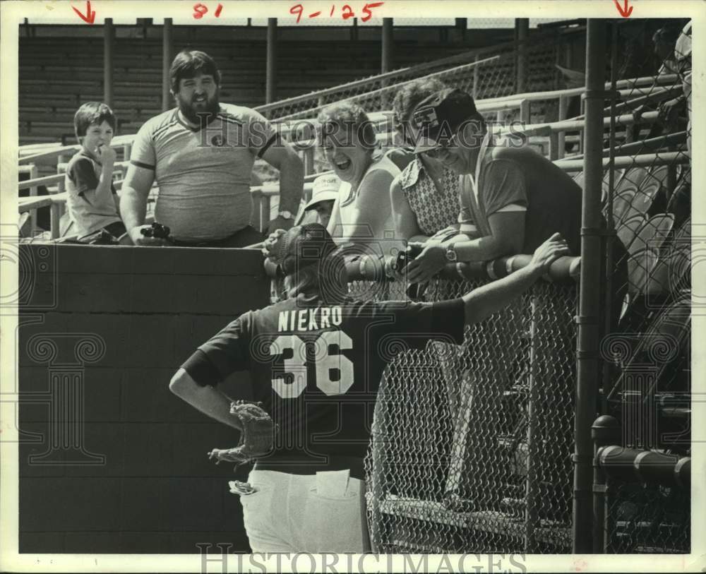 1983 Press Photo Astros&#39; Joe Niekro chats with fans before game in Cocoa, FL.- Historic Images