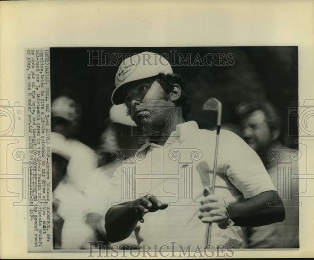 1974 Press Photo Golfer Homero Blancas guides his ball at Byron Nelson Classic. - Historic Images