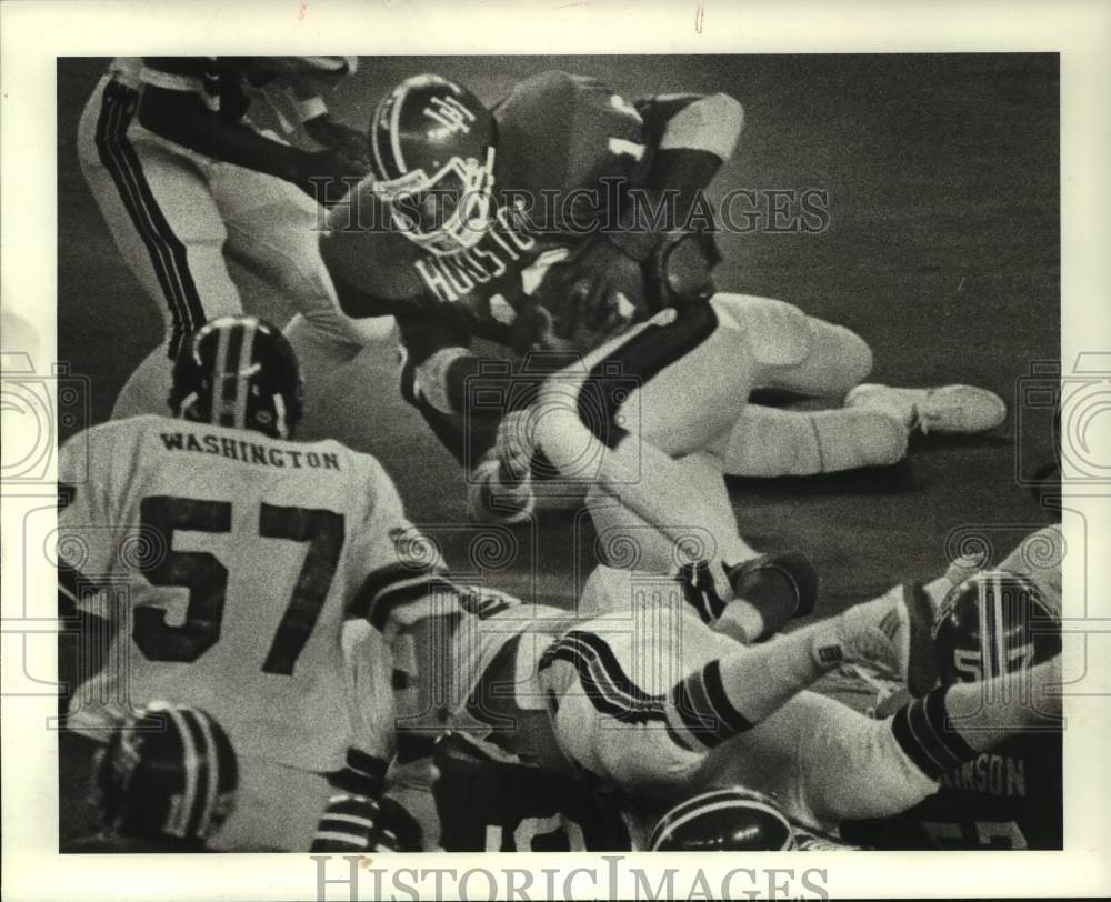 1981 Press Photo Houston&#39;s David Barrett gains 12 yards against Texas Tech.- Historic Images