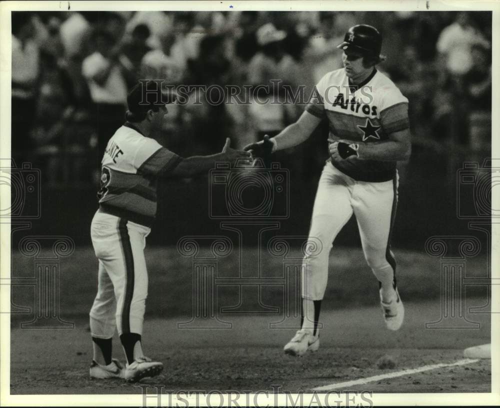 1985 Press Photo Astros&#39; coach Matt Galante greets Mark Bailey after grand slam- Historic Images