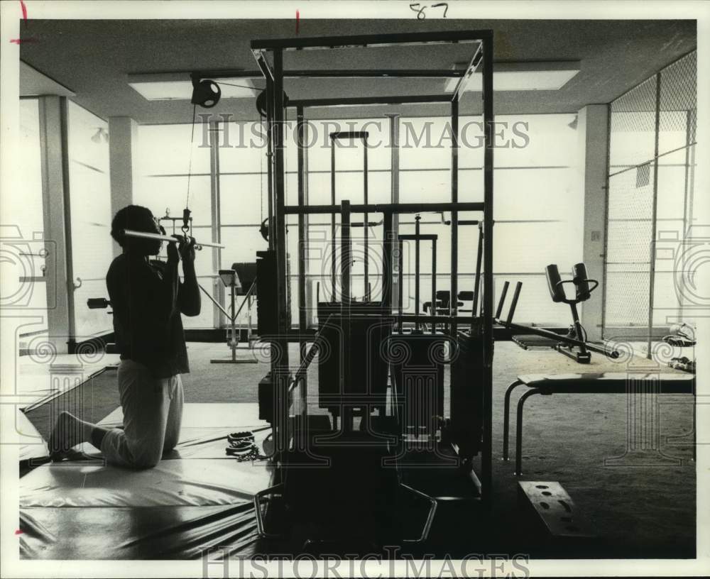 1976 Press Photo Robert Oglesby works out on weight machine in gym. - hcs12913- Historic Images