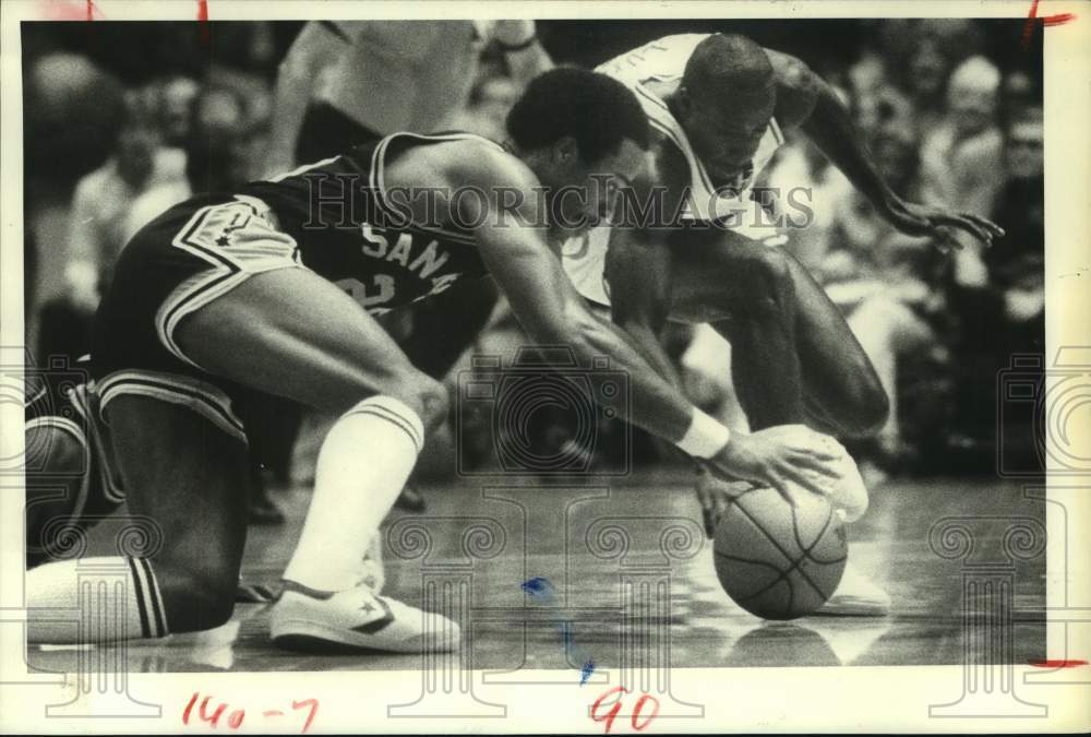 1983 Press Photo Spurs Gene Banks and Rockets Lewis Lloyd battle for loose ball. - Historic Images