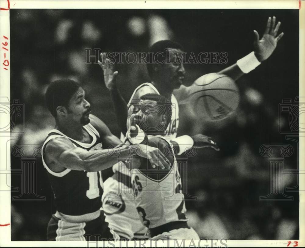 1982 Press Photo Rockets&#39; Calvin Murphy blocks Lakers&#39; Norm Nixon pass.- Historic Images