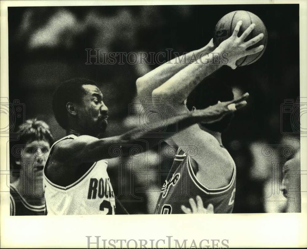 1982 Press Photo Rockets Caldwell Jones puts heavy defense on Bulls Dave Corzine - Historic Images