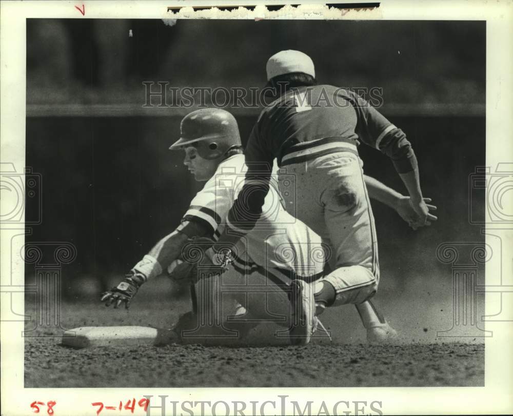 1984 Press Photo Houston&#39;s Mike Ingle is tagged out by Texas&#39; Bill Bates. - Historic Images