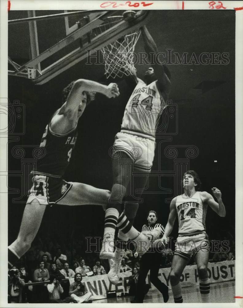 1978 Press Photo Houston&#39;s Charles Thompson slam dunks for two against Arkansas. - Historic Images