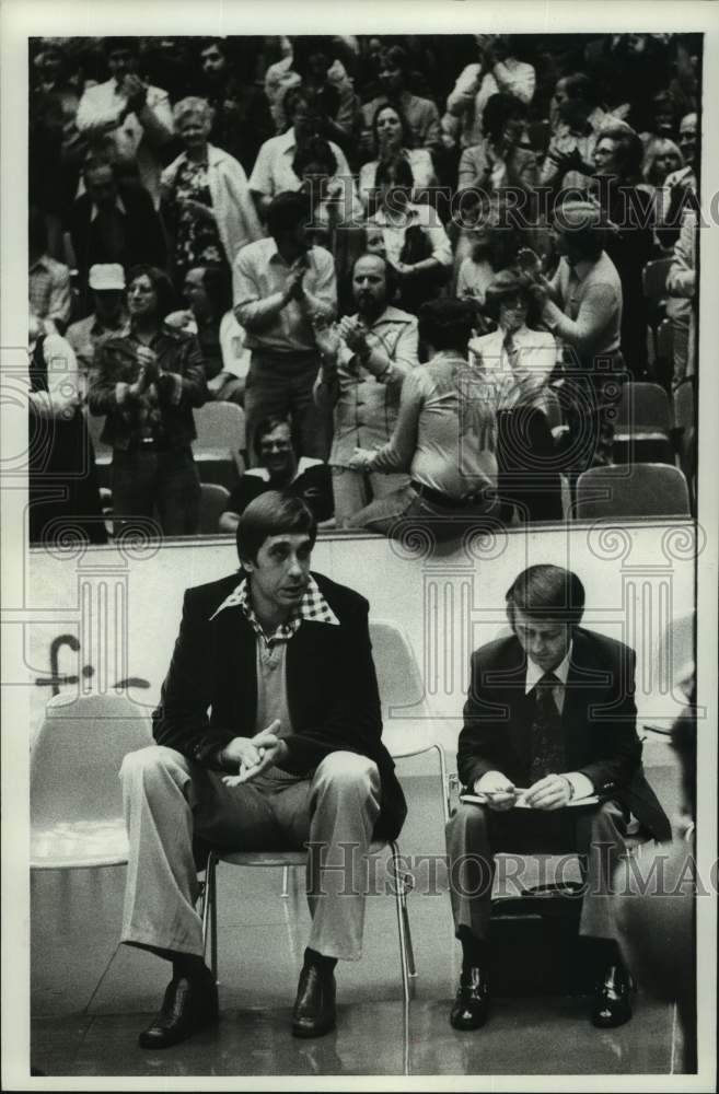 1980 Press Photo Rockets&#39; Rudy Tomjanovich in street clothes on the bench. - Historic Images