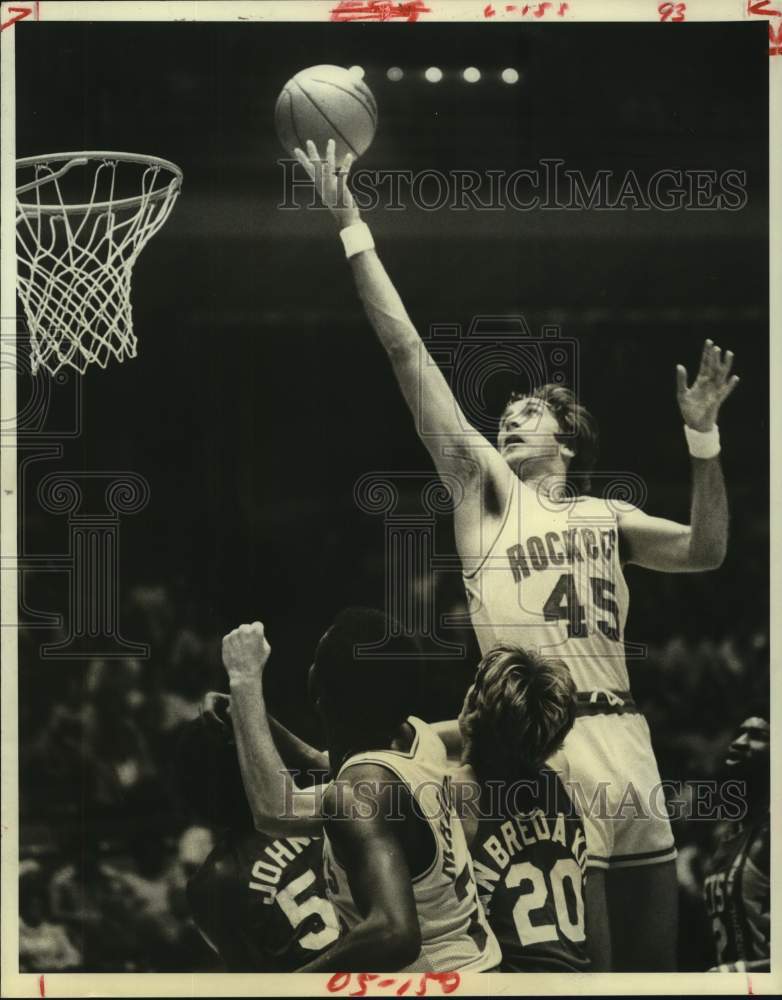 1980 Press Photo Rockets&#39; Rudy Tomjanovich shoots lay-up against New York Nets.- Historic Images