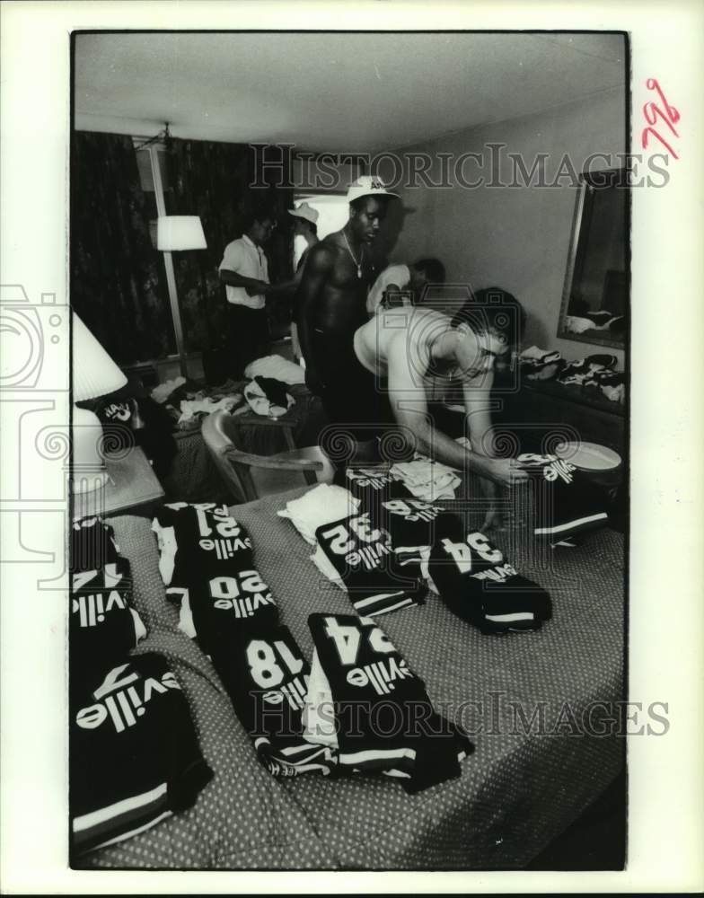 1991 Press Photo Asheville Tourists&#39; ball players pick up uniforms from trainer.- Historic Images