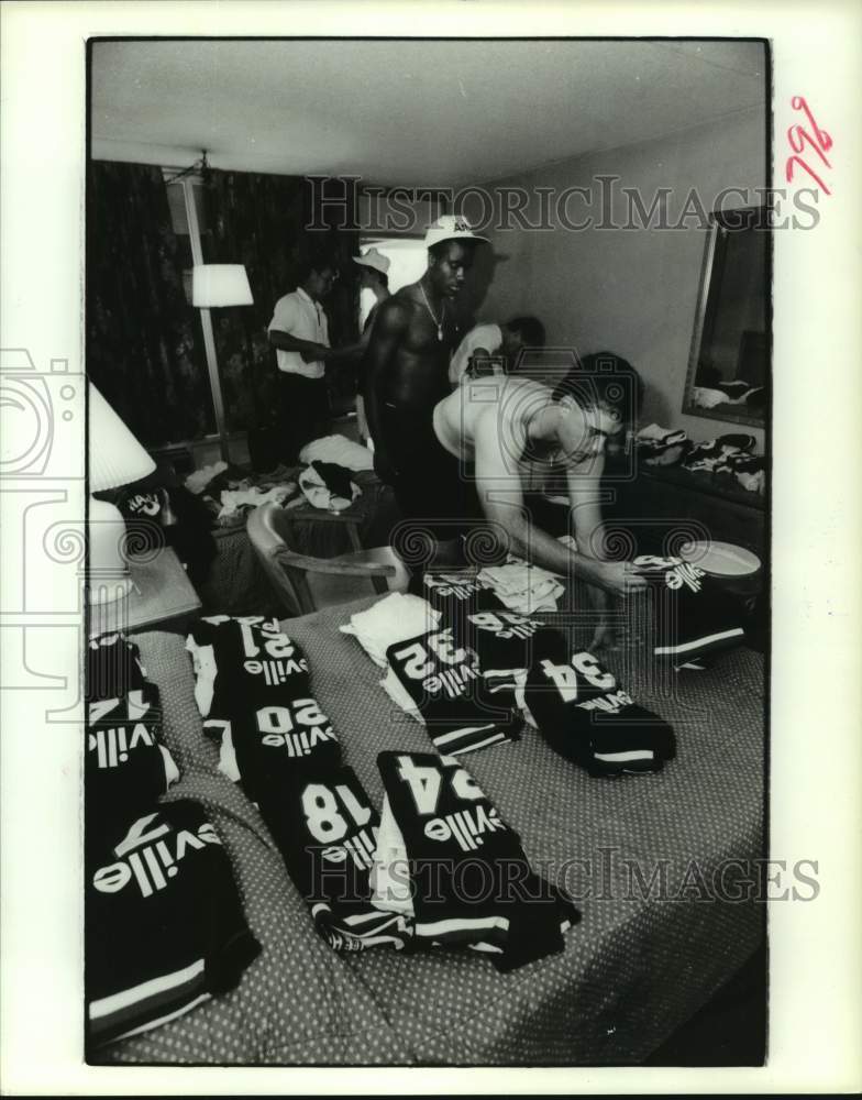 1991 Press Photo Asheville Tourists' ball players pick up uniforms from trainer.- Historic Images