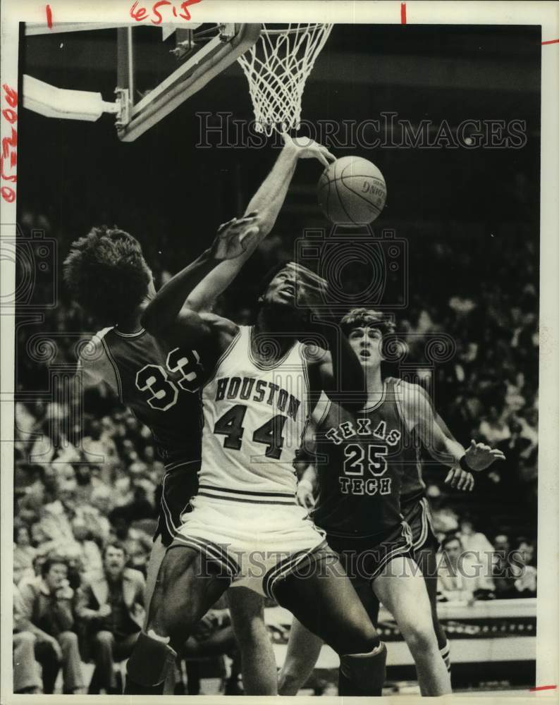 1977 Press Photo Houston&#39;s Charles Thompson boxes out defenders for rebound.- Historic Images