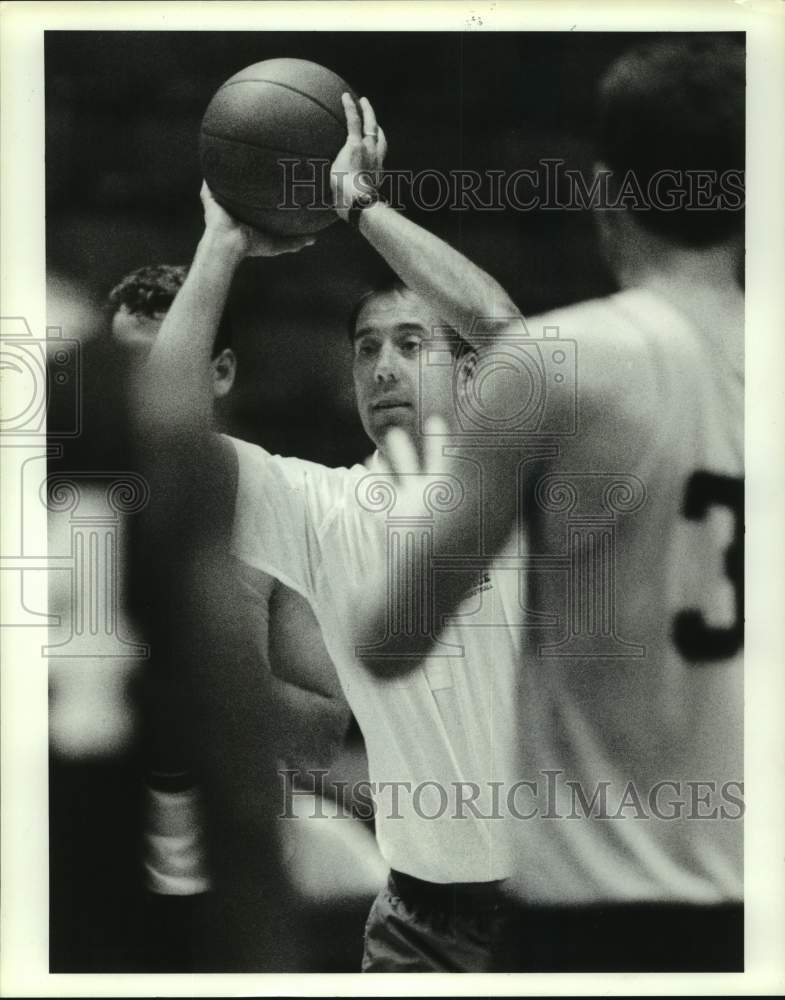 1990 Press Photo Rice coach Scott Thompson gets into the action during practice.- Historic Images