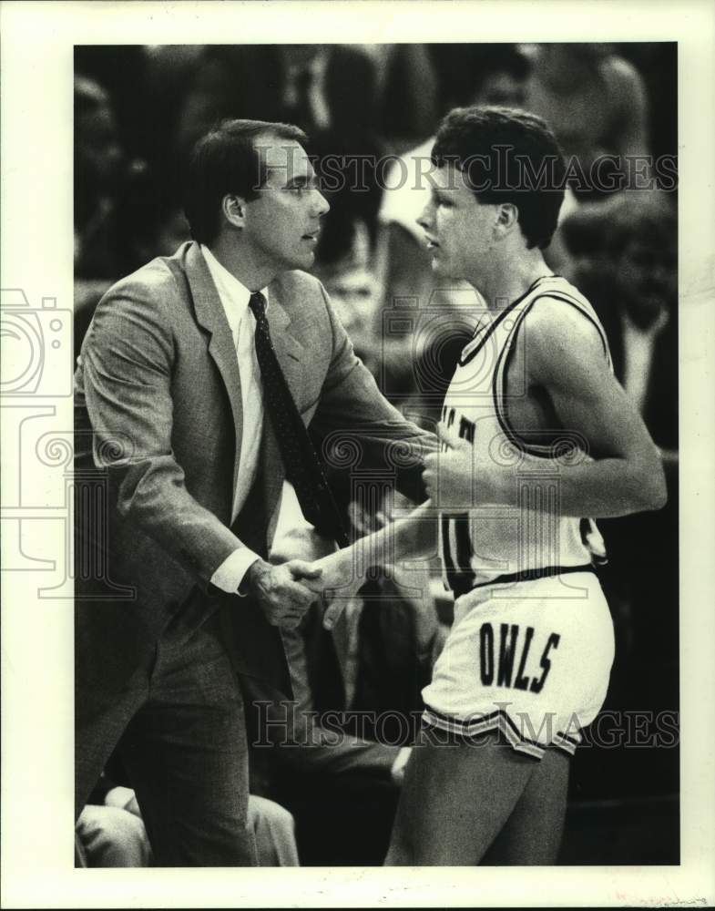 1987 Press Photo Rice coach Scott Thompson congratulates Kevin Ruffcor ...