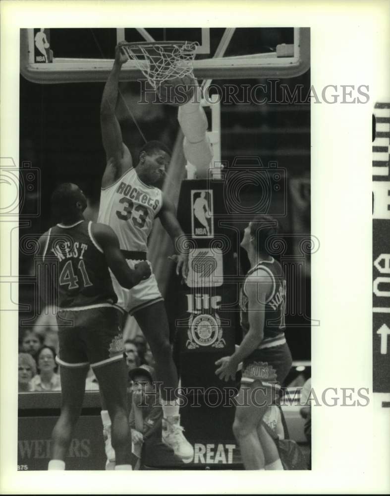 1988 Press Photo Rockets&#39; Otis Thorpe scores over Mark West &amp; Jeff Hornacek. - Historic Images