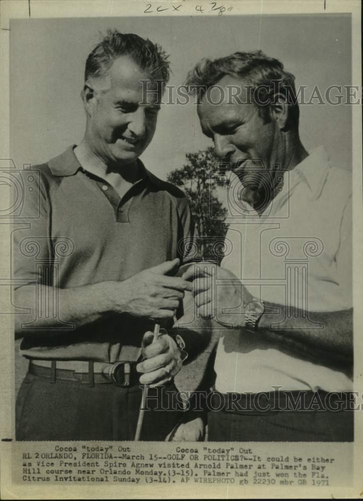 1971 Press Photo Vice-President Spiro Agnew visits with golfer Arnold Palmer.- Historic Images