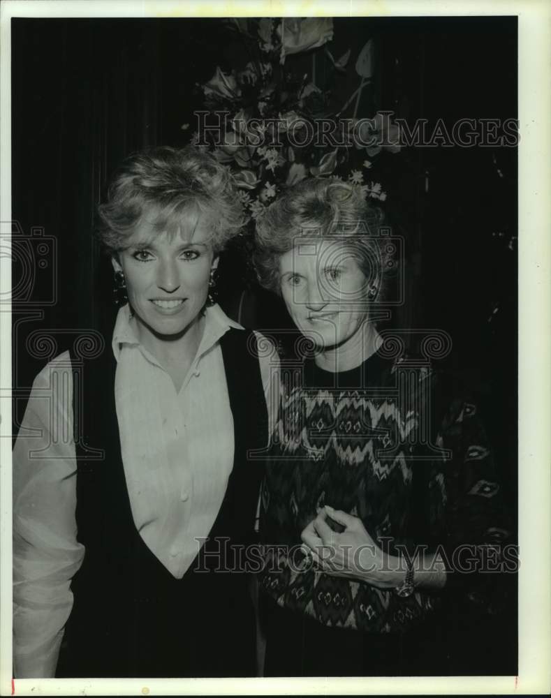 1989 Press Photo Mrs. Dan Pastorini with Shirley Coskey. - hcs13352 - Historic Images