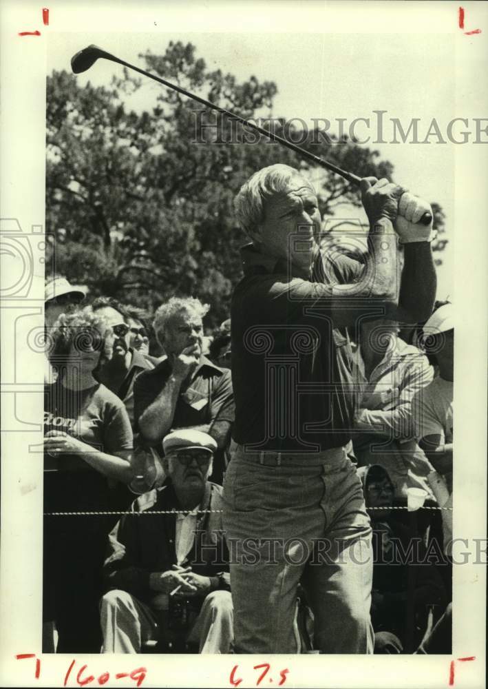 1983 Press Photo Arnold Palmer watches is tee shot at Memorial Park in Houston.- Historic Images