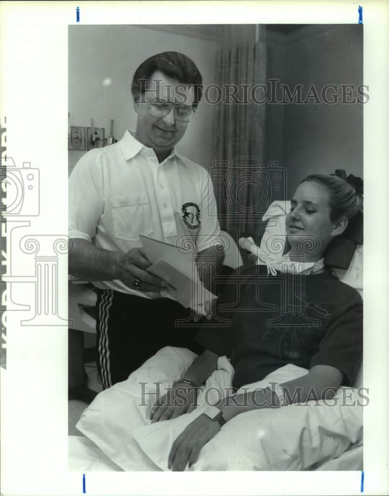 1993 Press Photo Former major-leaguer Fred Patek and daughter Kim read cards. - Historic Images