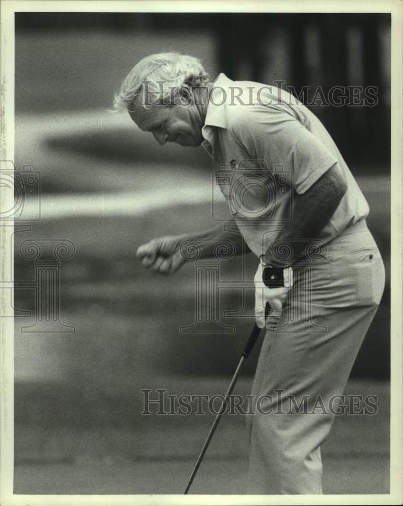 1984 Press Photo Arnold Palmer fist pumps after sinking birdie putt on hole #15. - Historic Images