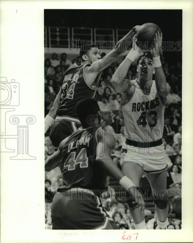 1986 Knicks' Kenny Walker blocks Rockets' Jim Petersen's shot ...