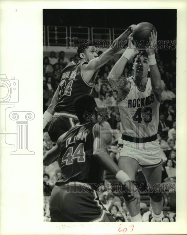 1986 Press Photo Knicks' Kenny Walker blocks Rockets' Jim Petersen's shot. - Historic Images