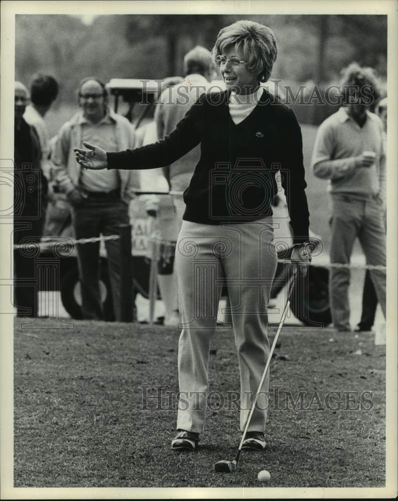 1972 Golfer Sandra Palmer thanks crowd for cheering prior teeing off ...