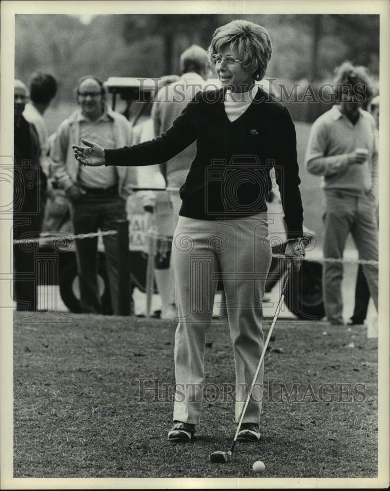1972 Golfer Sandra Palmer thanks crowd for cheering prior teeing off - Historic Images