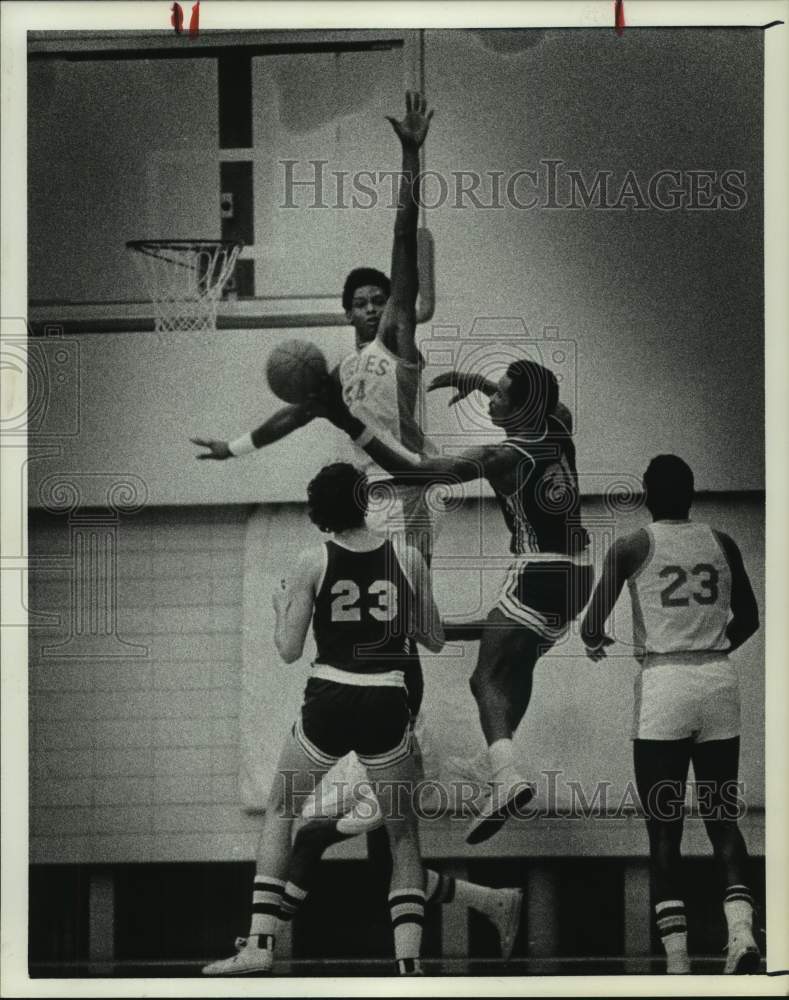 Press Photo Houston Baptists&#39; Robert Paige leaps to block shot. - hcs13660 - Historic Images