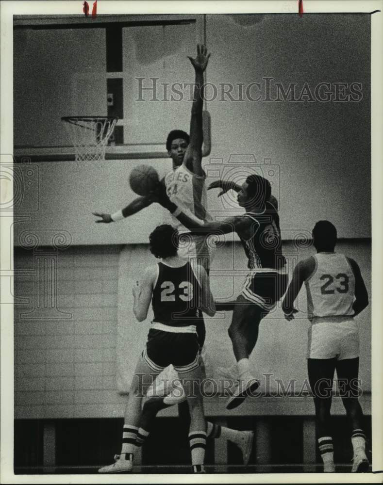 Press Photo Houston Baptists' Robert Paige leaps to block shot. - hcs13660 - Historic Images