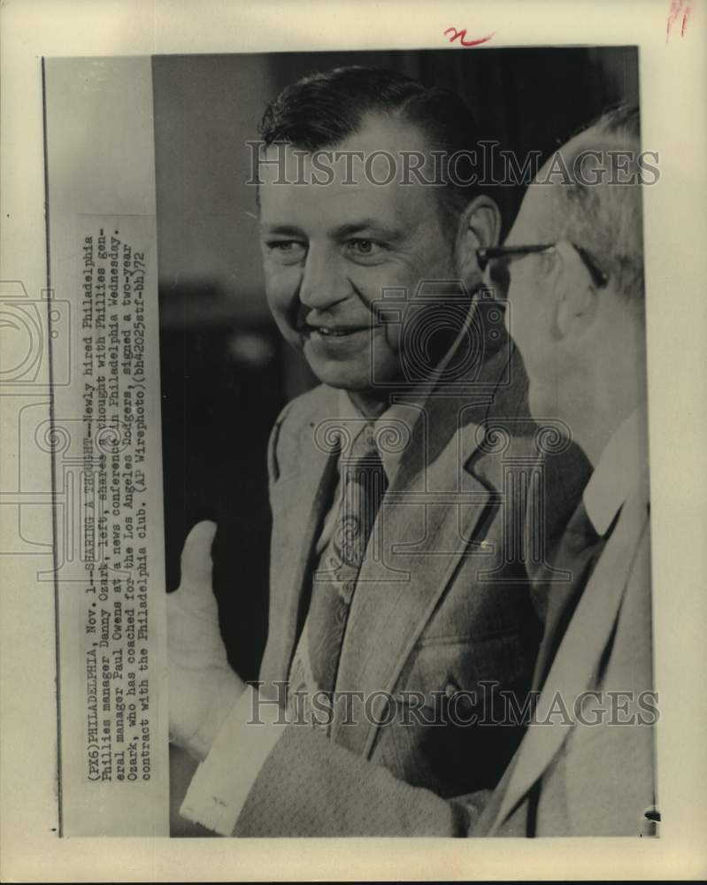 1972 Press Photo Phillies GM Paul Owens chats with new manager Danny Ozark.- Historic Images