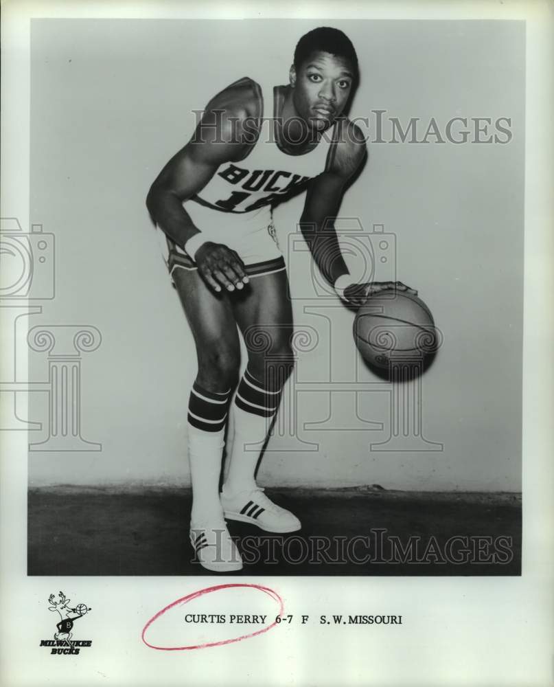 1972 Milwaukee Bucks 6'-7" forward Curtis Perry of SW Missouri State - Historic Images