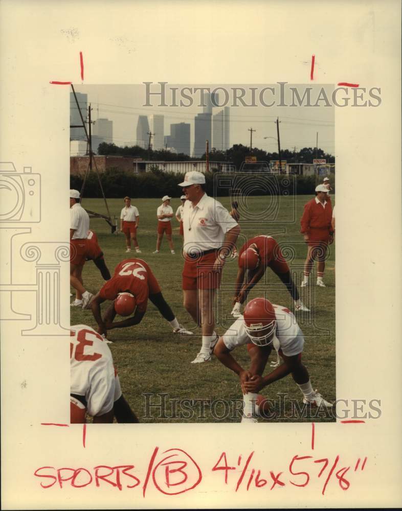1989 Press Photo University of Houston coach Jack Pardee directs frosh practice. - Historic Images