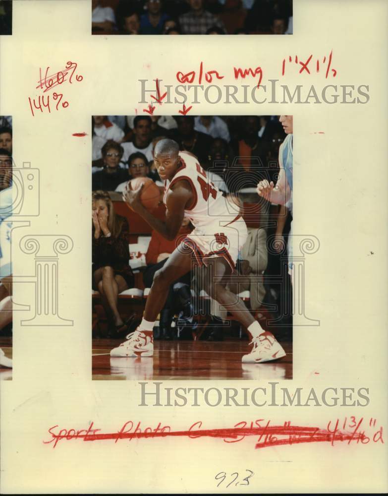 1992 Press Photo Houston&#39;s newest shot blocker Charles Outlaw protects ball. - Historic Images