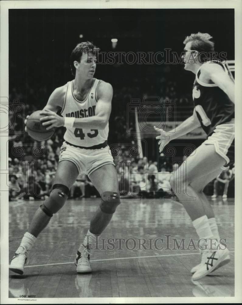 1987 Rockets&#39; Jim Petersen protects ball against Lakers - Historic Images